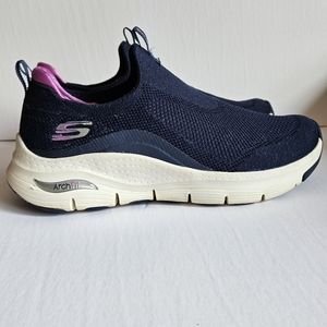 Woman's Sketckers Archfit size 8